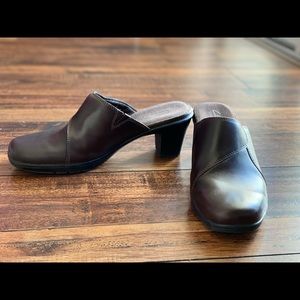 Clarks Bendables Women's Size 9 Mirabelle Brown Leather Mule Clog Heels.